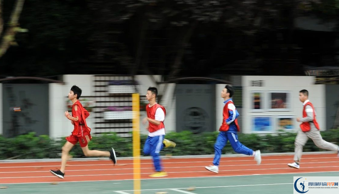 成都大學附屬中學實驗班人數(shù)是多少？