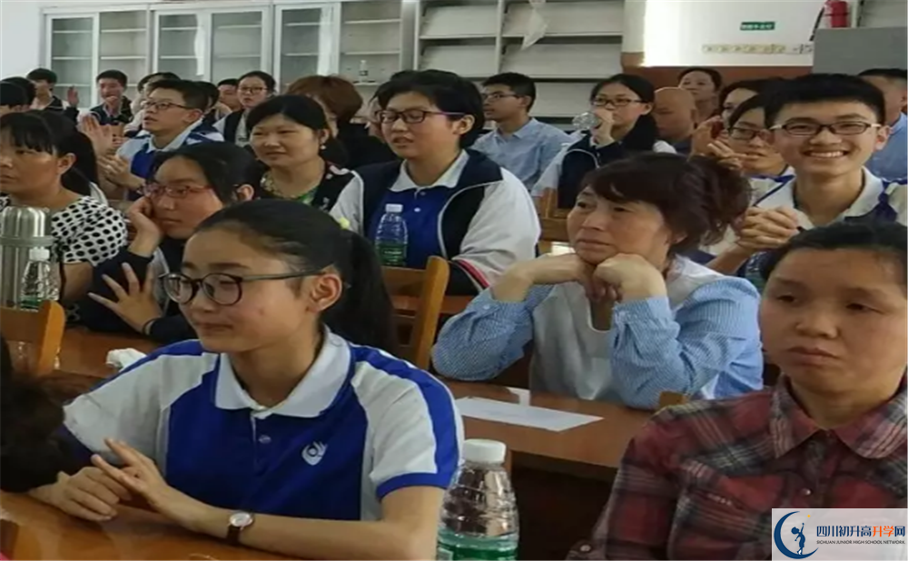 郫縣三中是私立收費嗎？