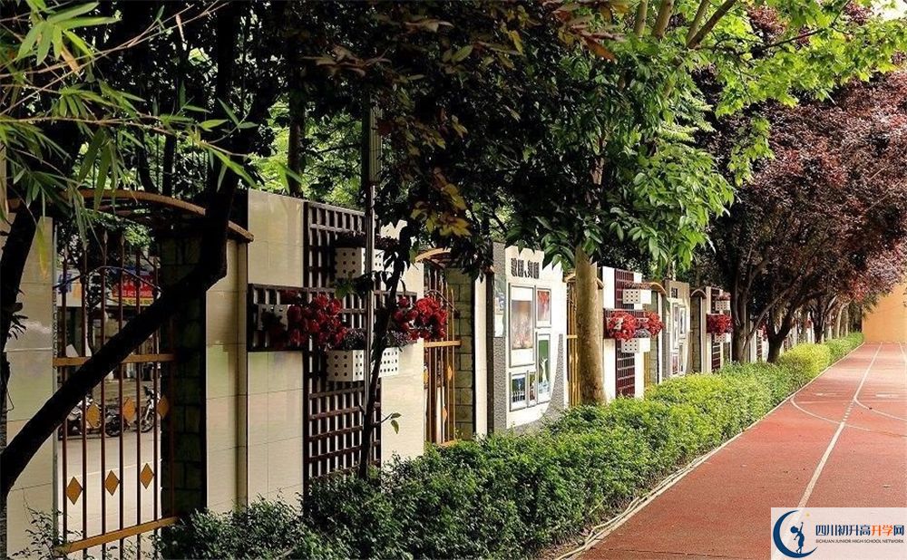成都大學(xué)附屬中學(xué)實驗班學(xué)費貴嗎？