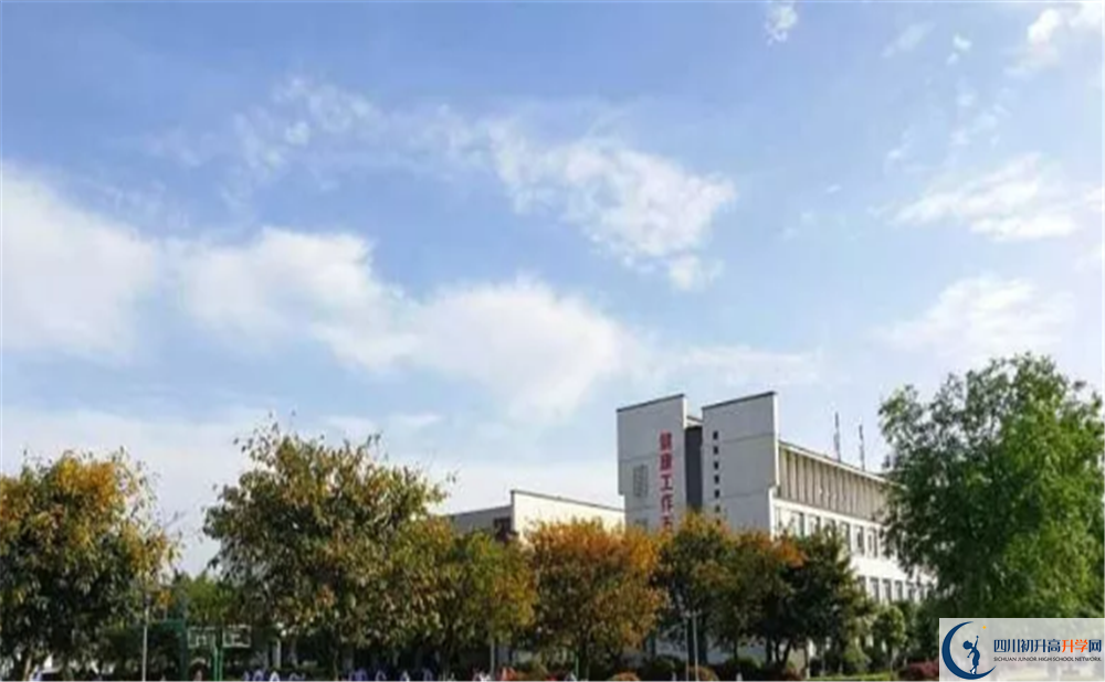 石室白馬中學(xué)實(shí)驗(yàn)班學(xué)費(fèi)貴嗎？