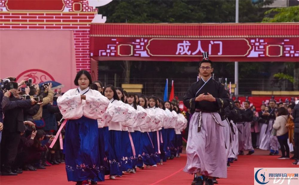 成都七中萬達(dá)學(xué)校在校學(xué)生總?cè)藬?shù)是多少？