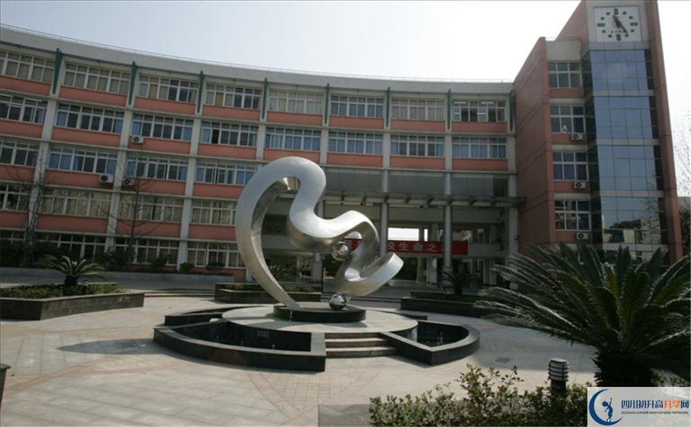四川師范大學(xué)附屬中學(xué)在校學(xué)生總?cè)藬?shù)是多少？