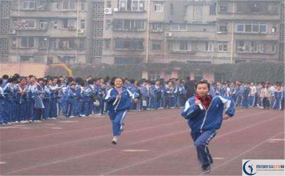 成都新世紀外國語學(xué)校在校學(xué)生總?cè)藬?shù)是多少？