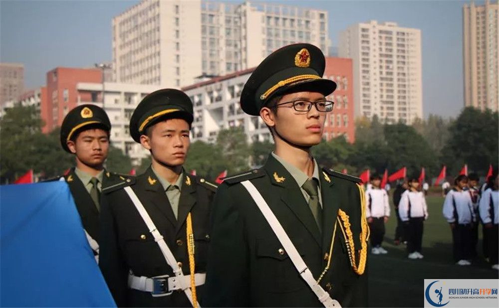 香城中學(xué)在校學(xué)生總?cè)藬?shù)是多少？
