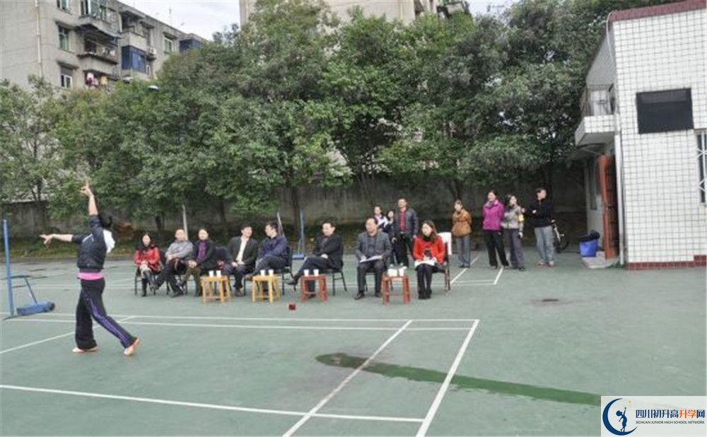 龍泉二中在校學生總人數是多少？