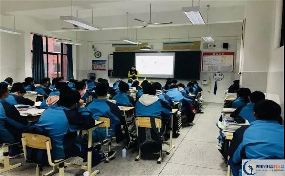 新都一中在校學生總人數(shù)是多少？