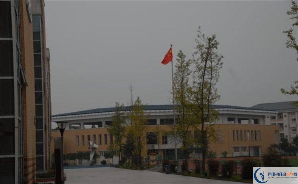 八一聚源高級(jí)中學(xué)在校學(xué)生總?cè)藬?shù)是多少？