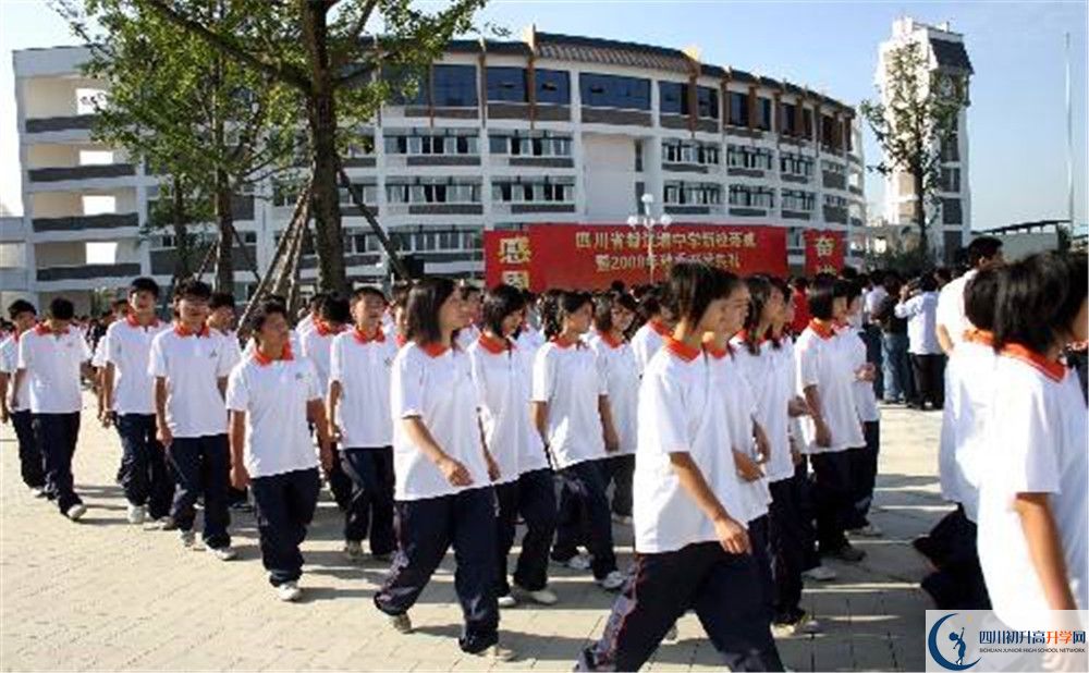 都江堰中學(xué)在校學(xué)生總?cè)藬?shù)是多少？