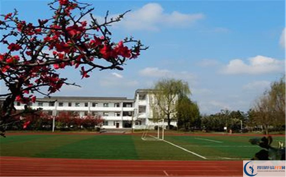 郫縣三中在校學(xué)生總?cè)藬?shù)是多少？