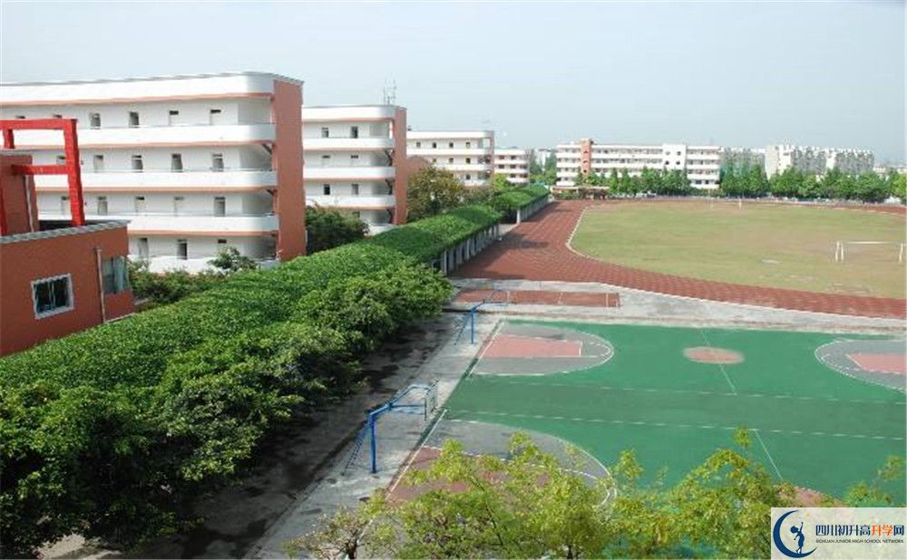 大邑中學(xué)在校學(xué)生總?cè)藬?shù)是多少？